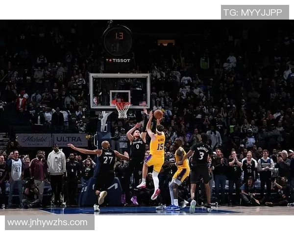 当东契奇和里夫斯在末节无法得分时，詹姆斯攻防一体、带队赢球！